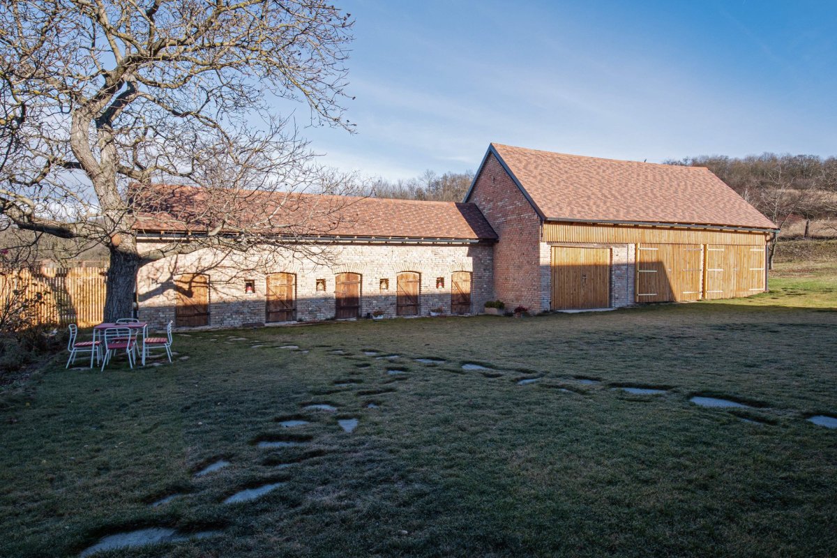 Skvadra architekti - Přestavba stavení v severních Čechách: Cílem bylo zachovat původní dlouhou hmotu stavení