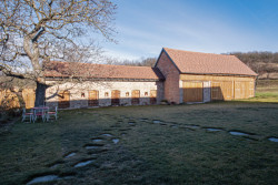 Skvadra architekti - Přestavba stavení v severních Čechách: Cílem bylo zachovat původní dlouhou hmotu stavení