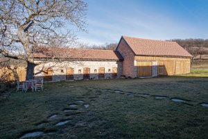 Skvadra architekti - Přestavba stavení v severních Čechách: Cílem bylo zachovat původní dlouhou hmotu stavení