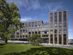 Jakub Cigler Architekti realizovali nárožní administrativní budovu na náměstí W. Churchilla s cihlovou fasádou