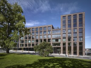 Jakub Cigler Architekti realizovali nárožní administrativní budovu na náměstí W. Churchilla s cihlovou fasádou