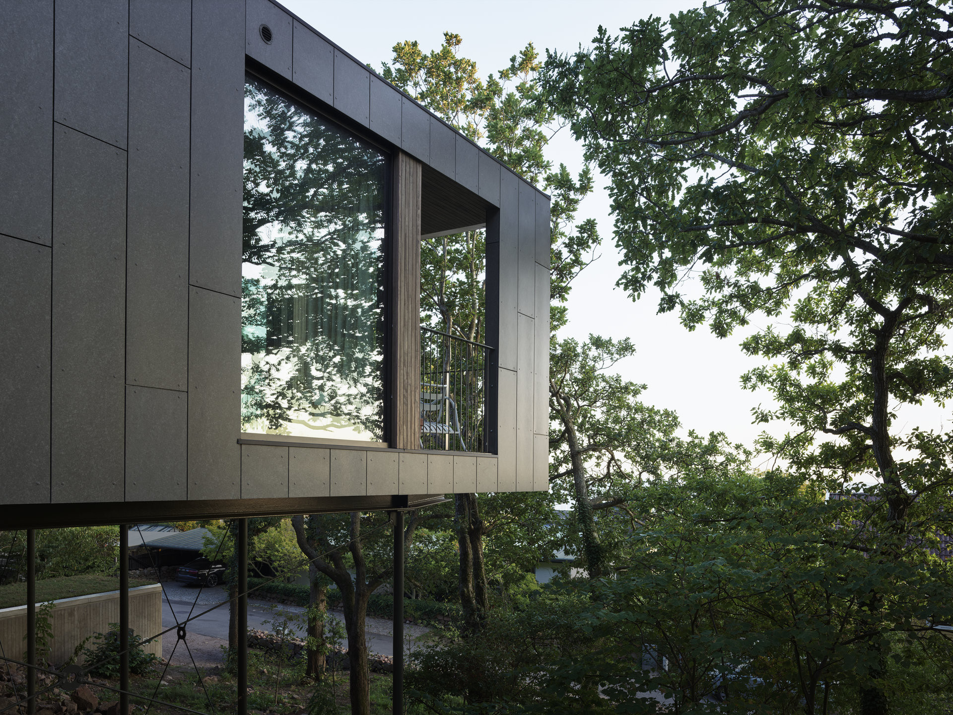 Dům na pobřeží Švédska splývá s okolní vegetací. Je za tím i fasáda z šedivého vláknocementu Swisspearl. 