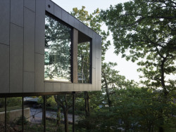 Dům na pobřeží Švédska splývá s okolní vegetací. Je za tím i fasáda z šedivého vláknocementu Swisspearl. 