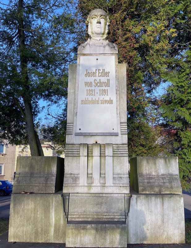 Pomník. Bustu vytvořil vídeńský sochař  Othmar Schimkowitz, sokl Josip Plečnik