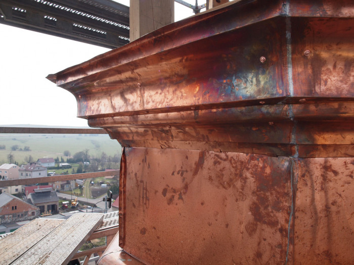 Rekonstrukce kostela sv. Anny ve Verneřicích, Na opravené bednění opláštění věže bylo provedeno nové oplechování z měděného plechu. Jeho veškerá profilace odpovídá původnímu provedení.  - foto