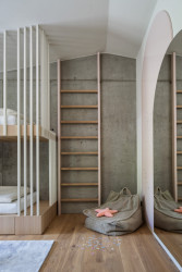 ...jsou tu dvě lůžka nad sebou. (Industriální přestavba rodinného domu; Atel!er)