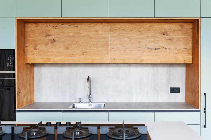 Kuchyně na míru od DEVOTO propojuje precizní řemeslo s čistotou současného designu.