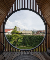  Detail balkonu (Rodinný dům v Břevnově; OTA atelier)