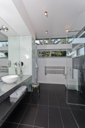 Neviditelné reproduktory Stealth Acoustics v koupelně.