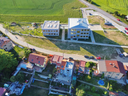 Škola a školka v Letech, Architekt Ondřej Tuček: Objekt tvoří dva pavilony, jeden využívá školka, druhý základní škola.