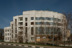 Pro Charkov zcela ikonickou modernistickou budovu bombardování také významně poničilo.