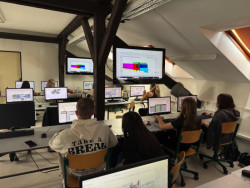 Pohled do “simulovaného” projekčního ateliéru, dočasně zřízeného v počítačových učebnách stavební průmyslovky ve Valašském Meziříčí.