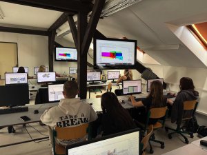 Pohled do “simulovaného” projekčního ateliéru, dočasně zřízeného v počítačových učebnách stavební průmyslovky ve Valašském Meziříčí.