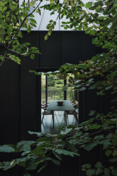 Původní chata u Sázavy se proměnila v moderní úkryt mezi lesy a skalami (Chata u Sázavy mezi skálou a řekou; Mimosa Architekti)