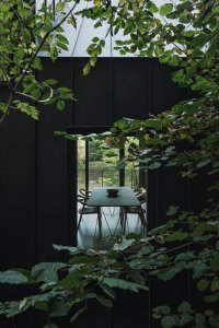Původní chata u Sázavy se proměnila v moderní úkryt mezi lesy a skalami (Chata u Sázavy mezi skálou a řekou; Mimosa Architekti)