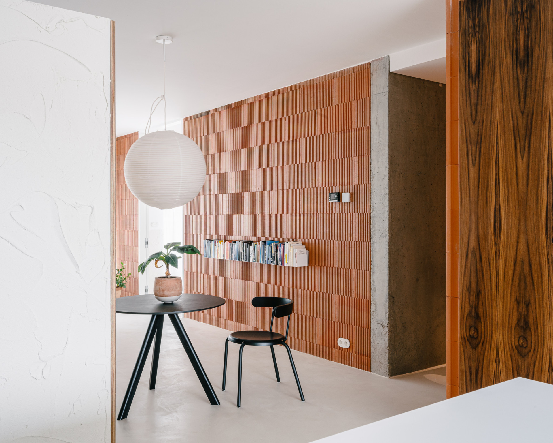 Jaromír Krobot navrhl interiér bytu, ve kterém dominují přiznané pálené cihly, beton a hrubé omítky