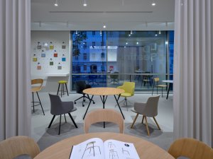 Moderní a vizuálně atraktivní prostor dokonale podtrhuje kvalitu a rozmanitost prémiové značky sedacího nábytku LD Seating.