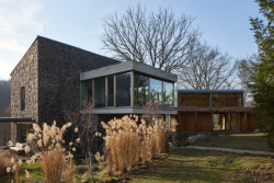 Původně tu stála jen vilka ze 20. let. Ta se před časem rozšířila o menší přístavbu... (Dům Medník, päivä architekti)