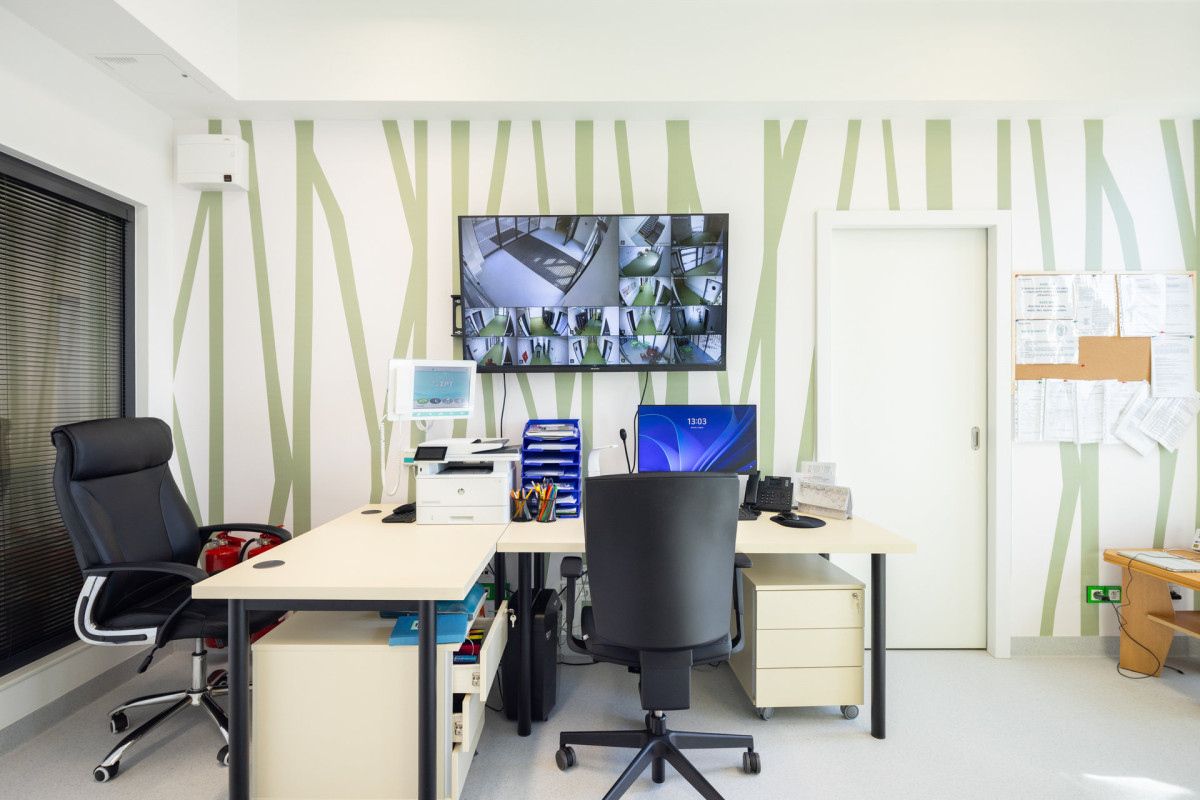 Zázemí lékařů (Pavilon psychiatrie v Ostrově od KOMA MODULAR; interiéry petit atelier)
