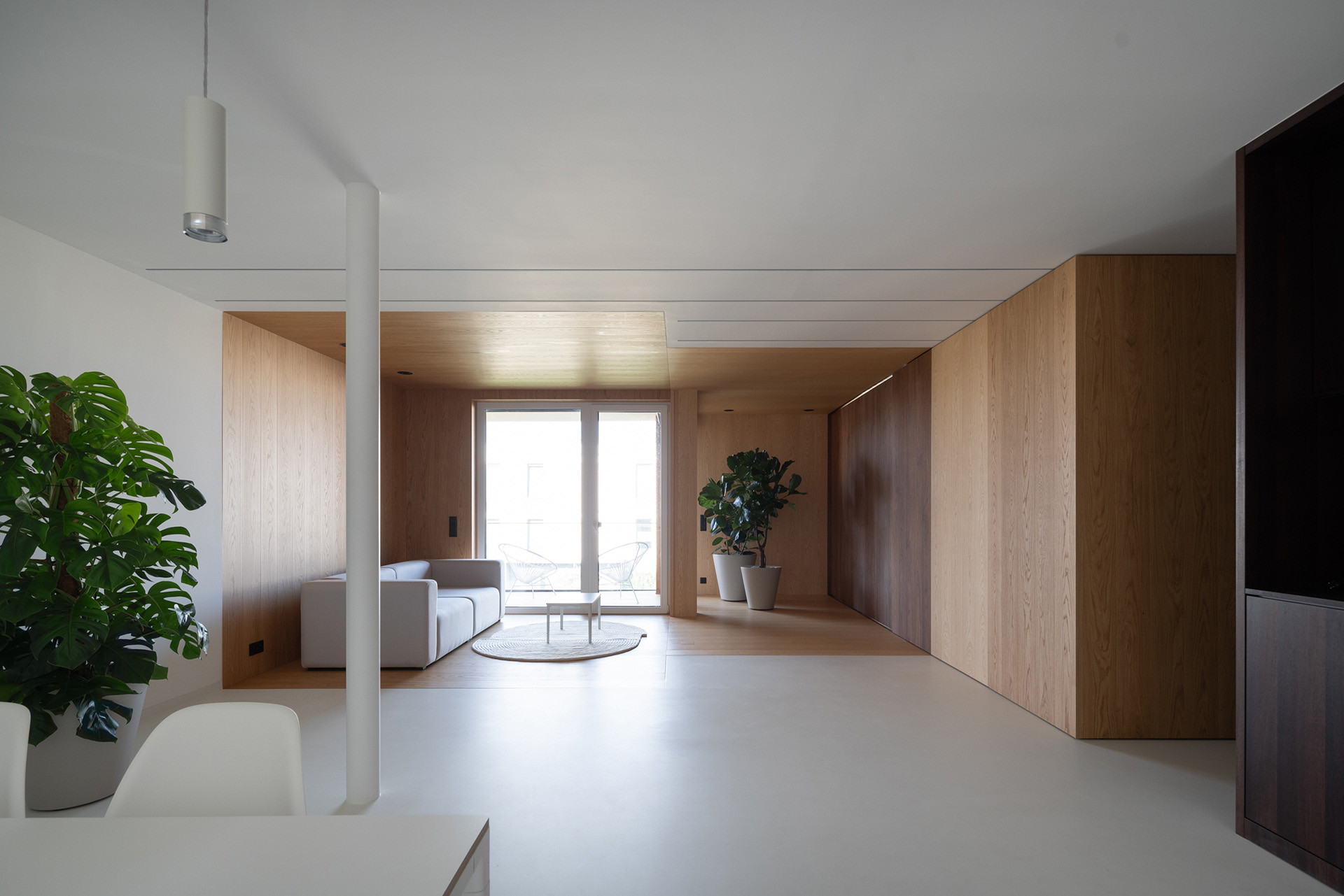 Tento byt může vypadat každý den úplně jinak. Večer máte v bytě tři samostatné ložnice, které se ráno přemění na jeden velký otevřený prostor. (CHYBIK+KRISTOF, Flexibilní bydlení)