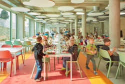 Závěsné kruhové akustické prvky pohlcují hluk z obou stran. (ZŠ bratří Fričů v Ondřejově; ATELIER 6)