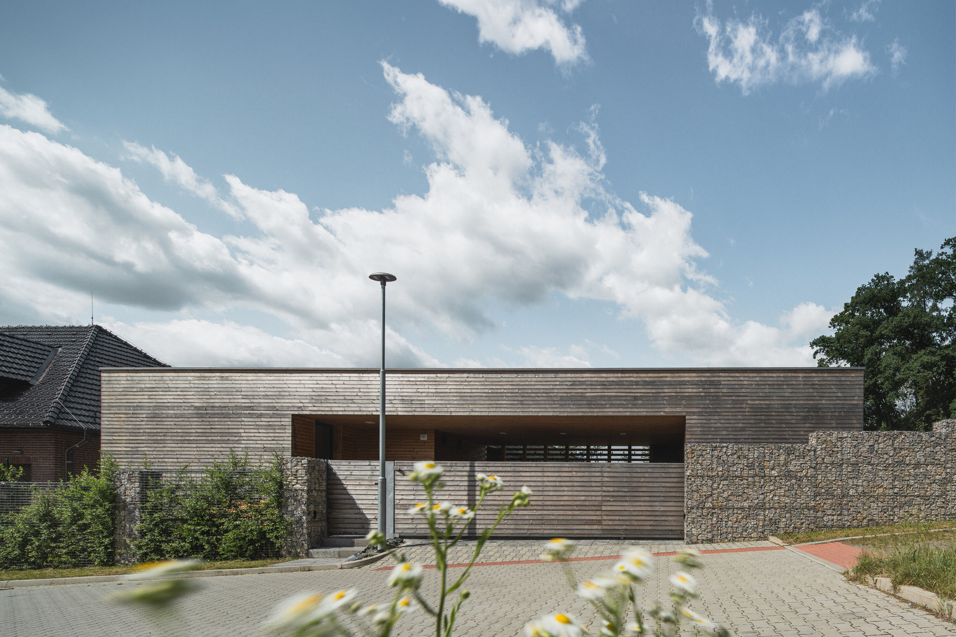 Dům se směrem do ulice tváří uzavřeně, do zahrady se naopak zcela otevírá. (Vila nad vodou, 3AE)