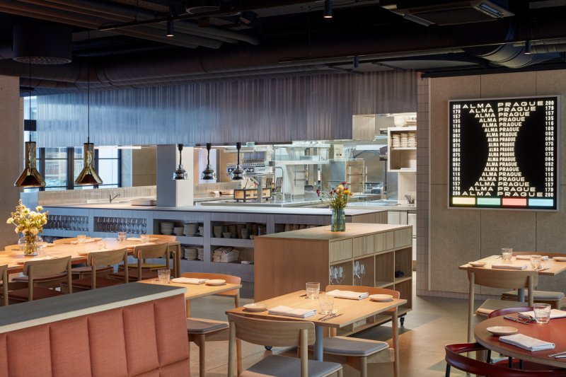 Otevřená kuchyně v restauraci
(Alma,
Neuhäusl Hunal)