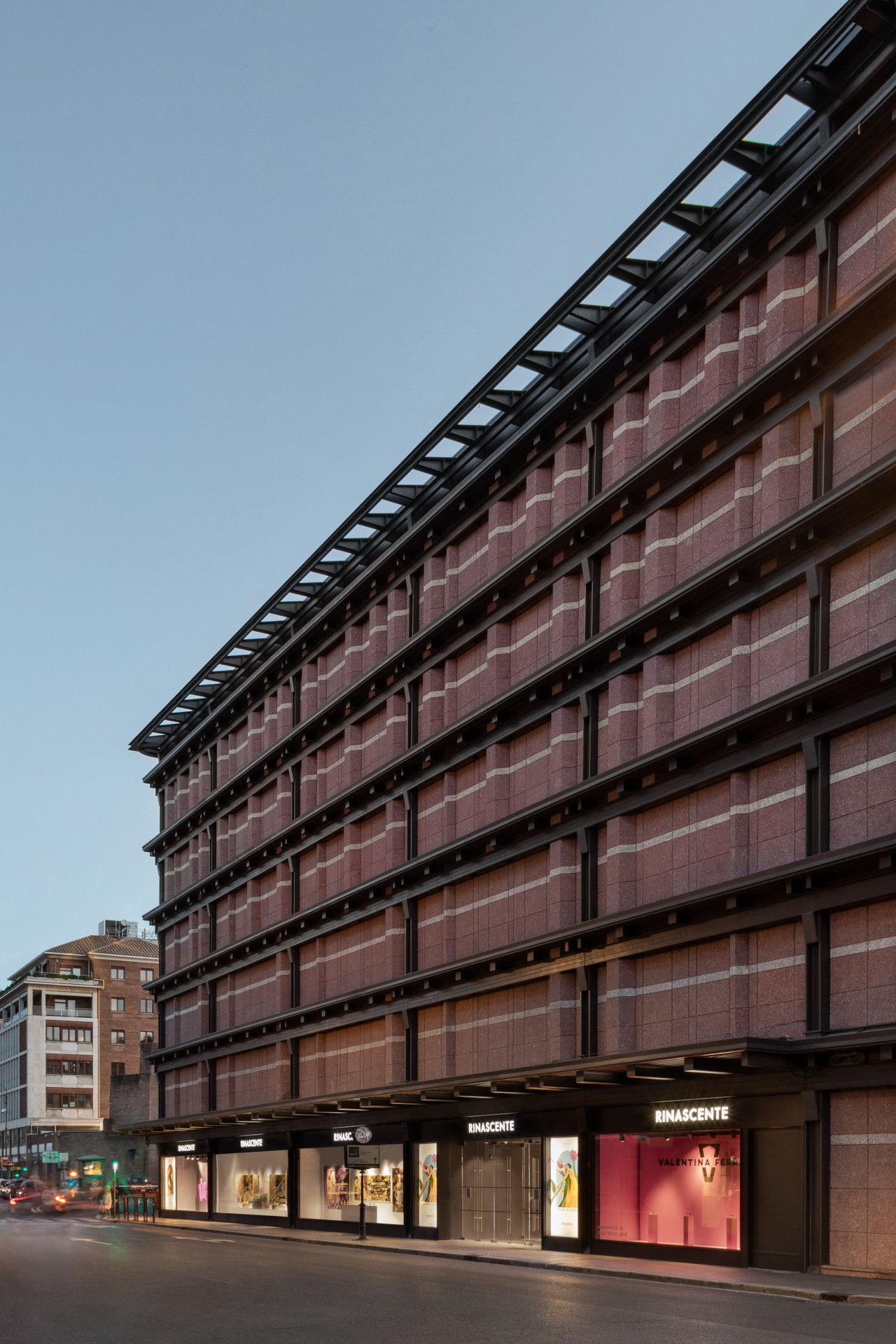 Obnoveny byly také výklady (Rekonstrukce obchodního domu La Rinascente, studio 2050+)