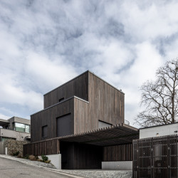 Vítězem kategorie rodinné domy se stal dům pod hradem Devínem v Bratislavě od ateliéru plusminusarchitects. Jeho členitý tvar vyšel ze snahy vytvořit zevnitř domu co nejlepší výhledy na hrad a okolní zeleň. (Drevodom Devín, plusminusarchitects)