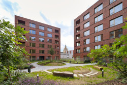 Na Julisce stojí tři nové bytové domy. Navrhlo je studio bod architekti.