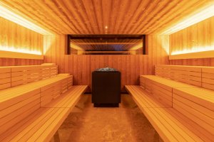 Komerční wellness v Resortu Aldrov: Saunová zóna s finskou saunou, kombinovanou saunou a parní kabinou