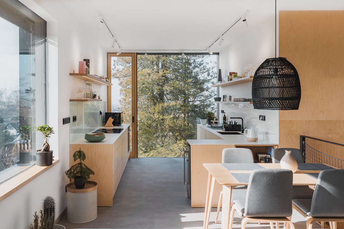 Hlavní obytná místnost se svými výhledy (Dům Větrník v Ruprechticích od atakarchitekti)