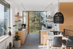 Hlavní obytná místnost se svými výhledy (Dům Větrník v Ruprechticích od atakarchitekti)