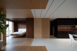 Vznikla zcela otevřená dispozice, která umožňuje boxy pohybovat a rozčlenit byt až na pět oddělených pokojů různých charakterů. (CHYBIK+KRISTOF, Flexibilní bydlení)