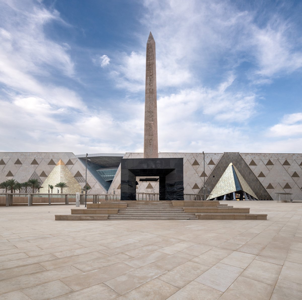 Venku návštěvníky vítá obelisk z doby vlády Ramese II. starý přes tři tisíce let. Architekti pro něj vytvořili ocelovou konstrukci, takže lidé mohou projít pod ním a vidět hieroglyfy na jeho spodní straně.