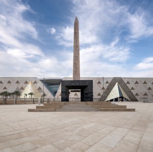 Venku návštěvníky vítá obelisk z doby vlády Ramese II. starý přes tři tisíce let. Architekti pro něj vytvořili ocelovou konstrukci, takže lidé mohou projít pod ním a vidět hieroglyfy na jeho spodní straně.