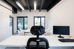 Ateliér Laplan proměnil bývalou trafostanici v moravském Vyškově na kanceláře a byt