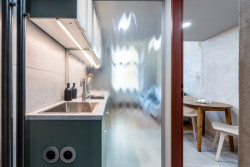 Vršovická dvojčata, Studio Reaktor: Matné sklo koupelnu prosvětluje, zároveň zachovává soukromí