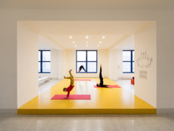 ATLAS je zcela zdarma přístupné a svobodné patro, kde se cvičí jóga, pije káva, studuje, děti si hrají a můžete se dotýkat vystavených exponátů. (ATLAS, No Architects)