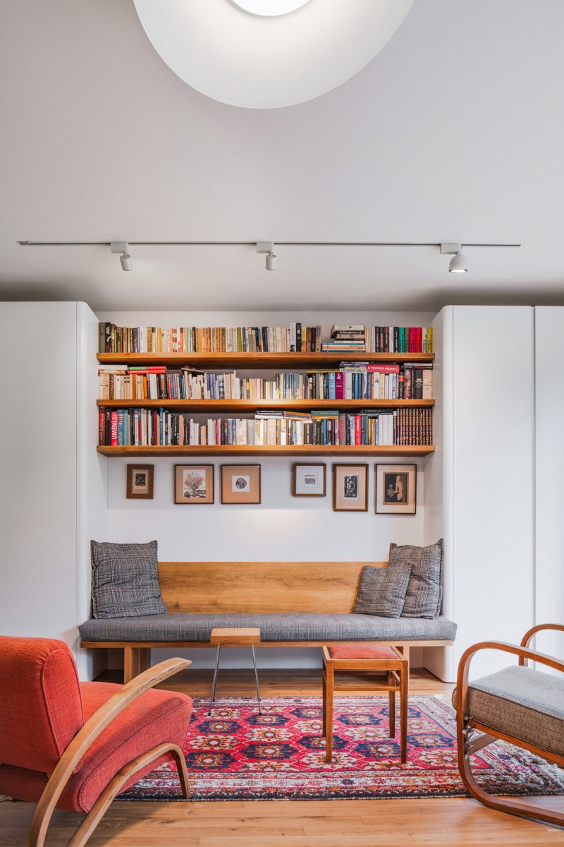 Pohled do hlavních obytných prostor (Rekonstrukce domu na Břevnově; Mimosa architekti)