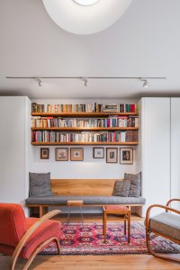 Pohled do hlavních obytných prostor (Rekonstrukce domu na Břevnově; Mimosa architekti)