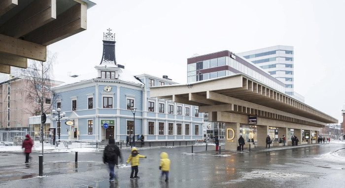 Nádraží Umeå Vasaplan zastřešuje sto šedesát metrů dlouhá dřevěná konstrukce. (Autobusové nádraží Umeå Vasaplan, Wingårdhs + WSP)