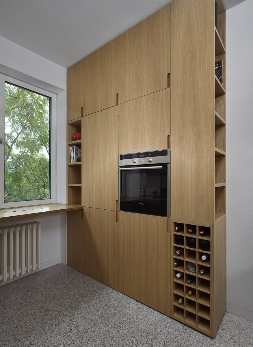 Rekonstrukce bytu a bytového domu Nový Svet, ARCHITEKTI mikulaj & mikulajová - Systém vestavěných skříní a nábytku zaujme především svým provedením od podlahy ke stropu
