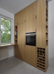 Rekonstrukce bytu a bytového domu Nový Svet, ARCHITEKTI mikulaj & mikulajová - Systém vestavěných skříní a nábytku zaujme především svým provedením od podlahy ke stropu