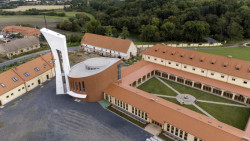 Komunita bosých karmelitek proměnila bývalý statek na klášter Karmel sv. Josefa.