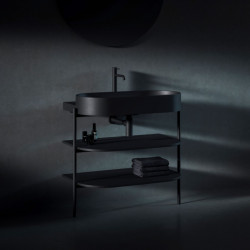 Lehce vyčnívající horní část kovových nohou nejen dodává estetický nádech, ale zároveň plní funkci praktického držáku na ručník.