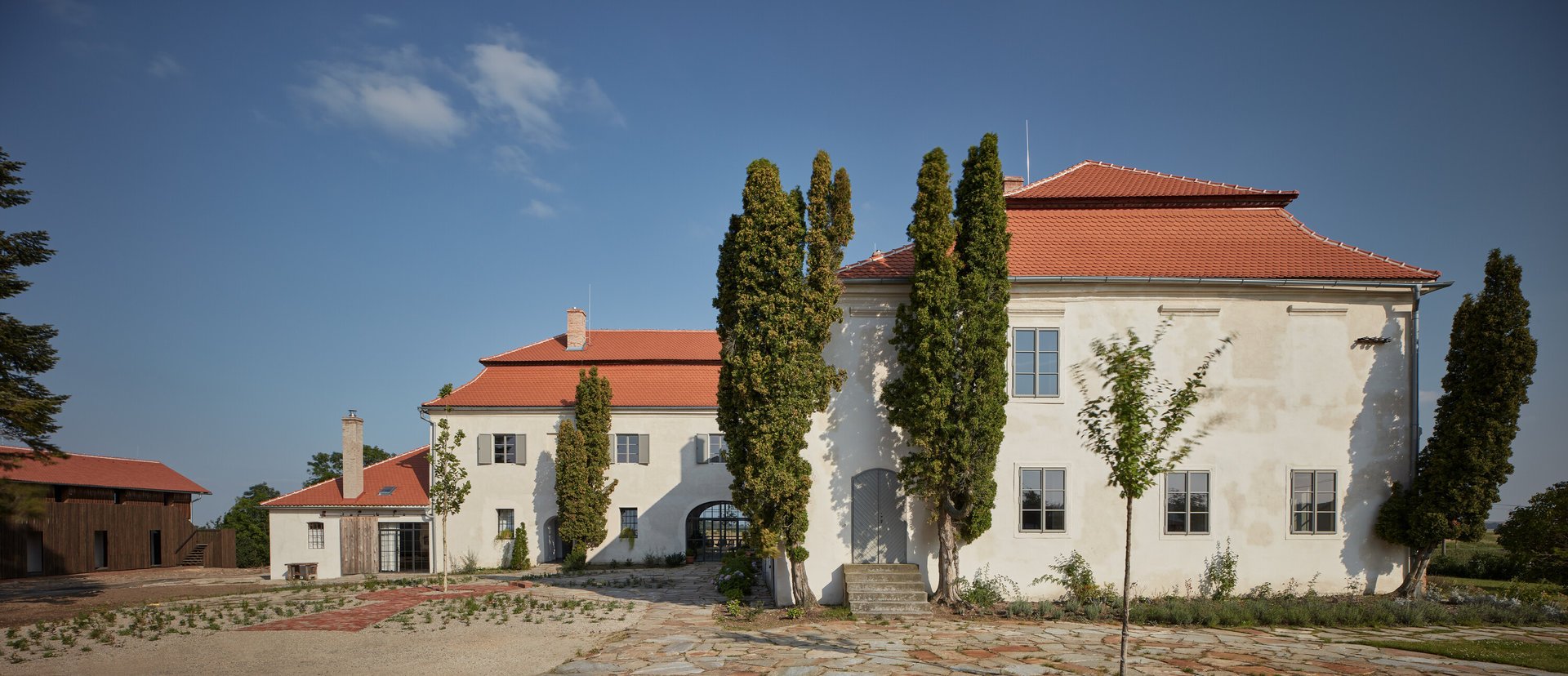 Budova Kocandy nabízí ubytování pro hosty včetně svatebního apartmánu. V těsné blízkosti se nachází také budova sádrovny, která prošla rekonstrukcí pod vedením architektů ORA v roce 2022. Celý areál tak nabízí kapacitu až pro 200 hostů, velkou zahradu a dostatek parkovacích míst.