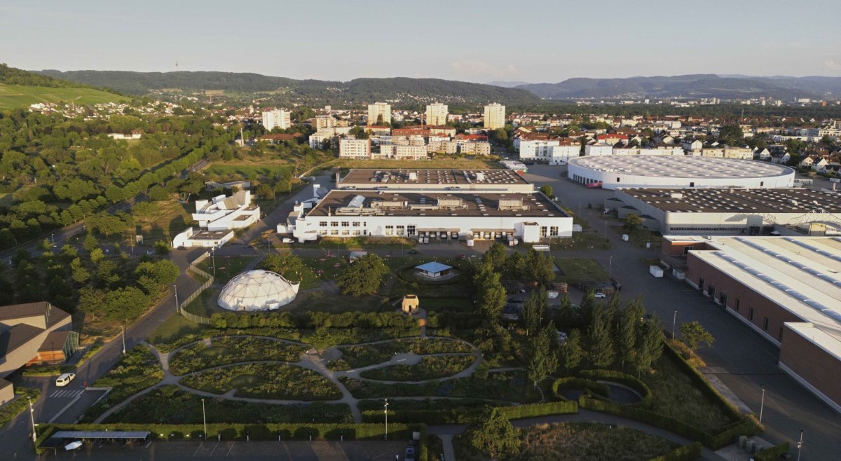 Nový zahradní domek Garden House od Tsuyoshi Tane ve Vitra Campus je postavený z udržitelných materiálů