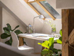 V prvním patře je do střešního pláště umístěno velké, na míru vyrobené, okno. 