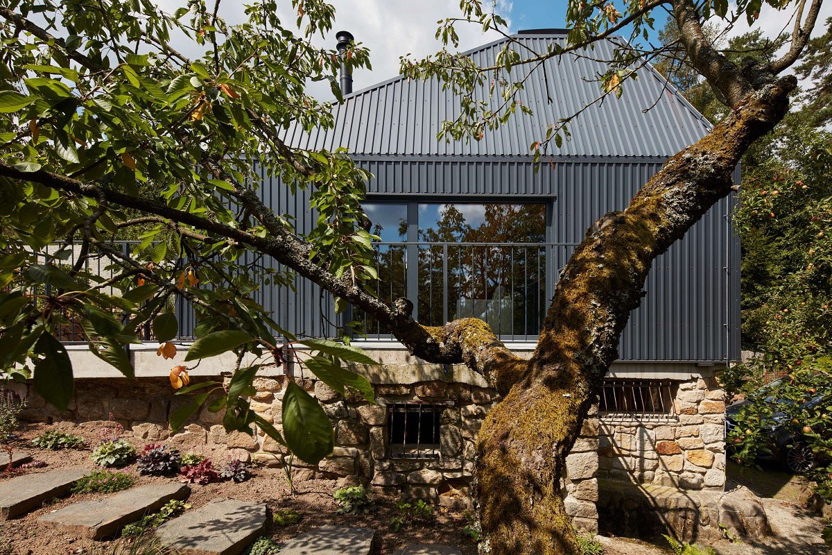 Chatu v Posázaví navrhl architekt Martin Hajný.